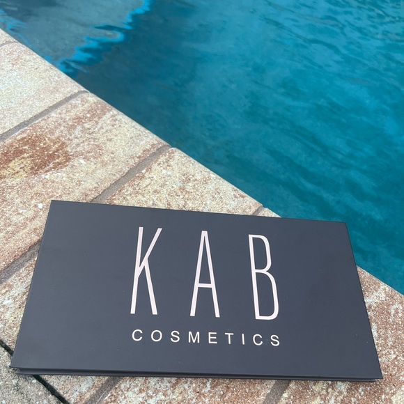 KAB Cosmetics 'Volume 1' contour - Picture 3 of 3